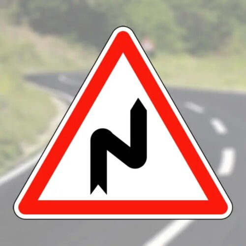 Ce type de panneau indique une succession de 2 virages : un à droite puis un à gauche. Vrai ou faux ? 