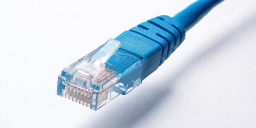 Quel est le nom de cette prise universelle qui permet à un ordinateur d'être connecté à Internet avec un câble ? 