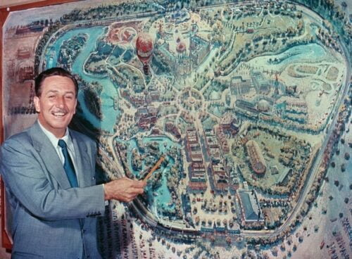 Walt Disney est considéré comme l’inventeur des parcs à thèmes. Vrai ou faux ? 