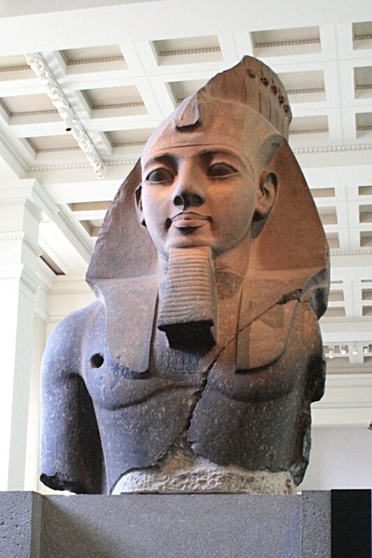 Quelle reine d'Égypte était la première épouse du pharaon Ramsès II ? 