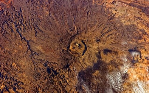 Dans quel pays se situe le point culminant du Sahara, le volcan Emi Koussi ? 