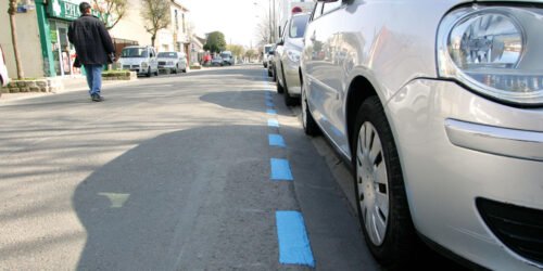 Une place de parking entourée d’une ligne pointillée bleue est une zone payante. Vrai ou faux ? 