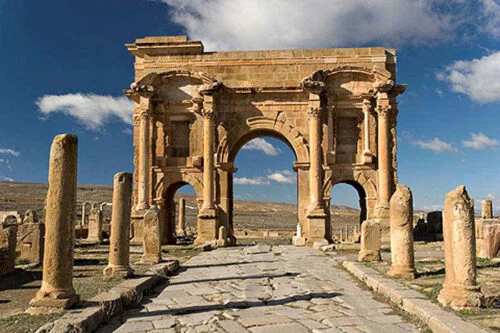 Quelle ville algérienne est une cité antique surnommée “Pompéi de l’Afrique du Nord” ? 