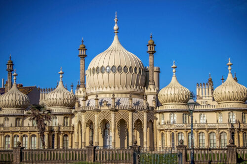 Dans quelle ville d’Angleterre se trouve le Royal Pavillon reconnaissable à son style architectural indien ? 
