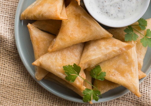 Quel est le nom donné à ces petits chaussons feuilletés triangulaires, sucrés ou salés, qu’on trouve au Maroc ? 