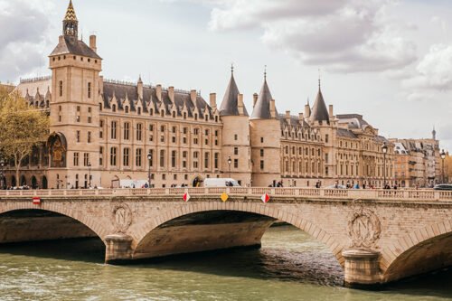 Quel est le nom de ce célèbre monument parisien situé en bord de Seine ? 