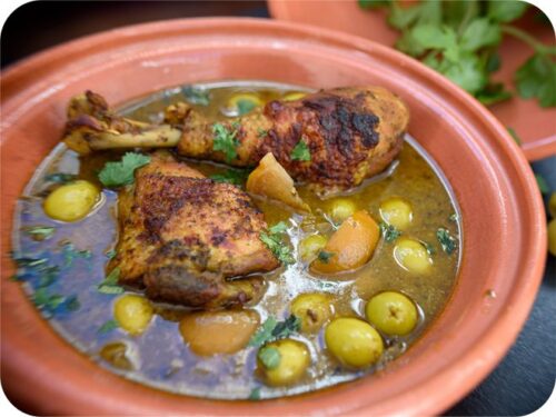 Avec quel agrume est souvent préparé le poulet marocain ? 
