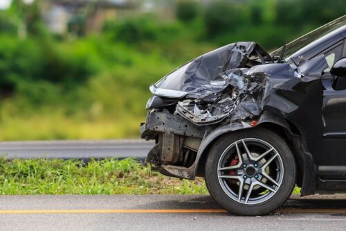 Sur un lieu d’accident routier, il est important de déplacer les victimes hors du véhicule le plus vite possible. Vrai ou faux ? 
