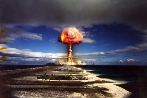 En quelle année ont débuté les essais nucléaires sur les atolls de Mururoa et Fangataufa en Polynésie française ? 