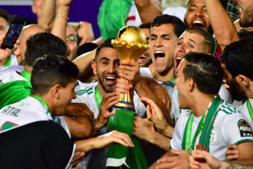 Quel est le nom de l’équipe nationale de football algérienne ? 