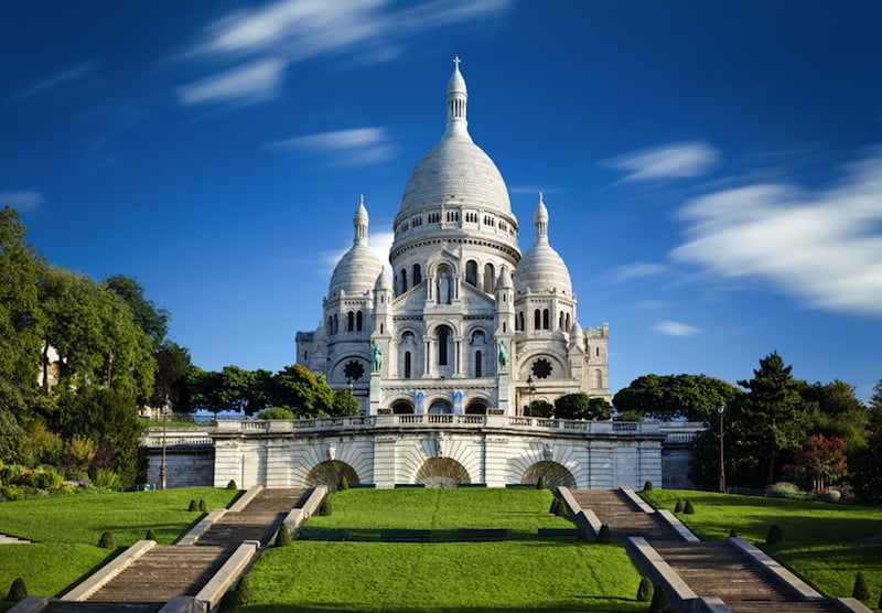 Quelle basilique parisienne se trouve tout en haut de la butte Montmartre ? 