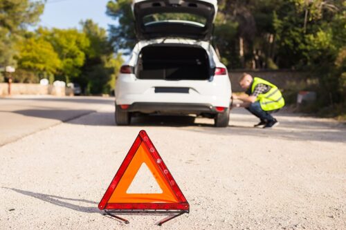 Le triangle de présignalisation n’est pas obligatoire lors d’un accident sur autoroute. Vrai ou faux ? 