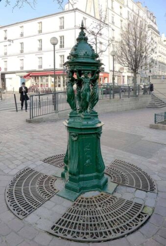 Quel est le nom de ce modèle de fontaine que l’on retrouve dans de nombreux quartiers parisiens ? 