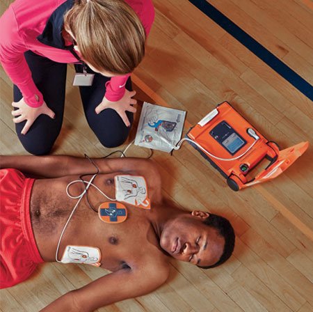 Il faut utiliser un défibrillateur automatique uniquement sur une victime qui respire. Vrai ou faux ? 