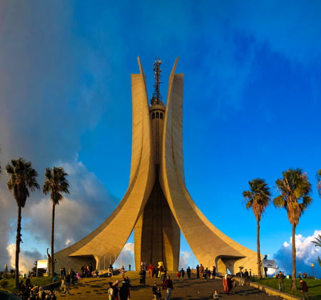 Dans quelle ville d’Algérie se trouve le mémorial des martyrs ? 