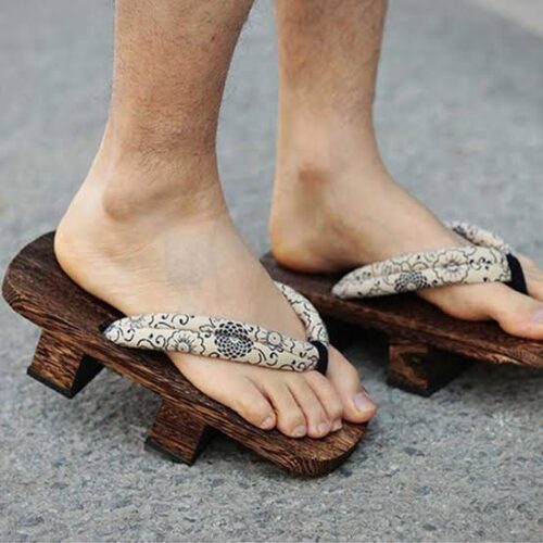 Quel est le nom de ces chaussures typiquement japonaises ? 