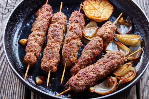 Comment s’appellent les brochettes de boulettes de viande hachée marocaines assaisonnées d’épices ? 