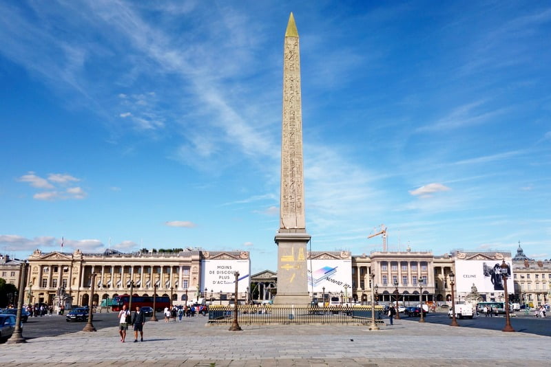 Sur quelle place parisienne se situe l’Obélisque de Louxor ? 