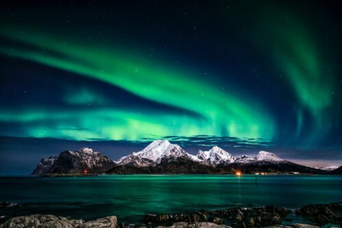 Sous quel autre nom, les aurores polaires sont-elles aussi connues dans l'hémisphère nord ? 