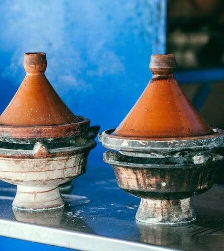 Quel plat marocain est cuisiné dans ce type de récipient ? 