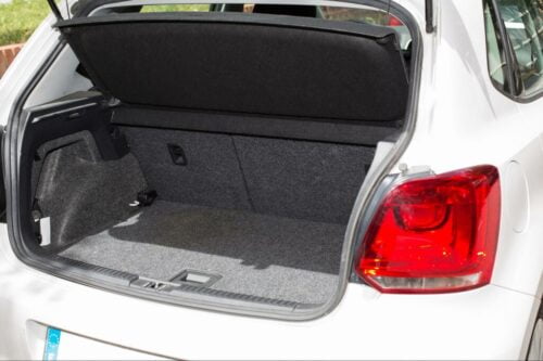 Le gilet de sécurité ne doit pas être rangé dans le coffre du véhicule. Vrai ou faux ? 