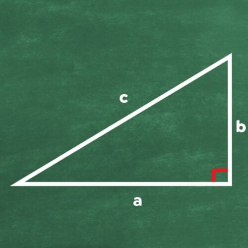 Sur ce triangle, quelle est la taille de l’angle entre a et c, si l’angle entre b et c fait 50° ? 