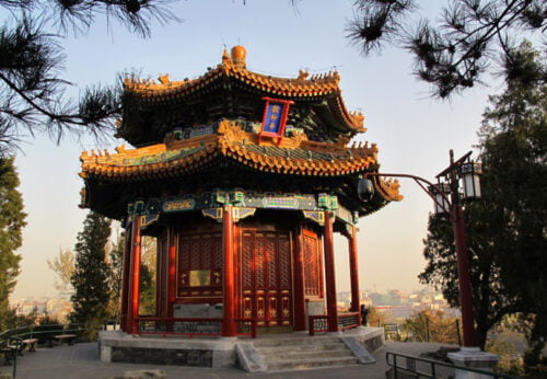 Sous quel nom est plus connu le parc Jingshan à Pékin ? 