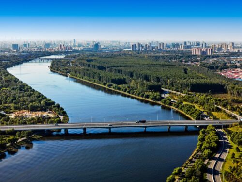 Comment s’appelle la rivière qui traverse la ville de Pékin à l’Ouest ? 