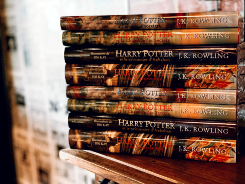 En quelle année, le premier livre de la saga Harry Potter a-t-il été publié en Angleterre ? 