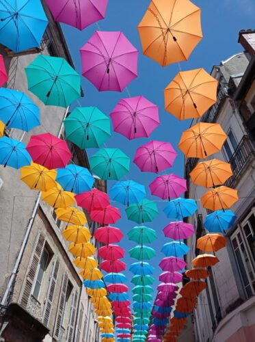 Quelle ville française du Cantal est considérée comme la capitale du parapluie ? 