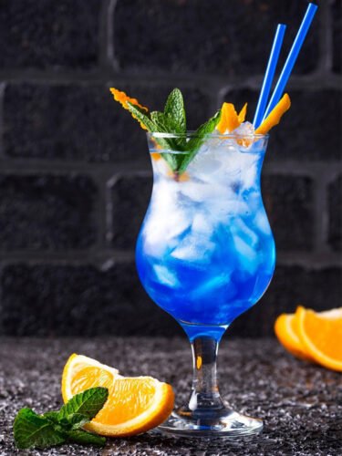 Quelle liqueur est de couleur bleue ? 