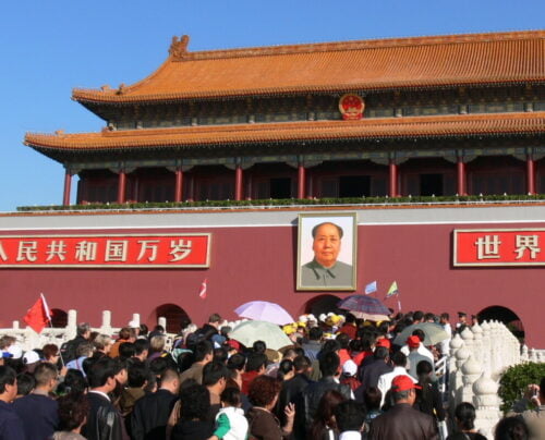 De qui trouve-t-on un portrait géant sur un mur de la place Tian'anmen ? 