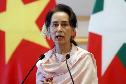 Qui est cette femme politique, figure de l'opposition non violente à la dictature militaire en Birmanie ? 