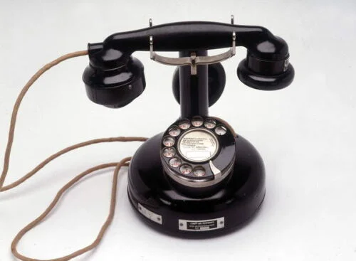 Qui est généralement considéré comme l’inventeur du téléphone ? 