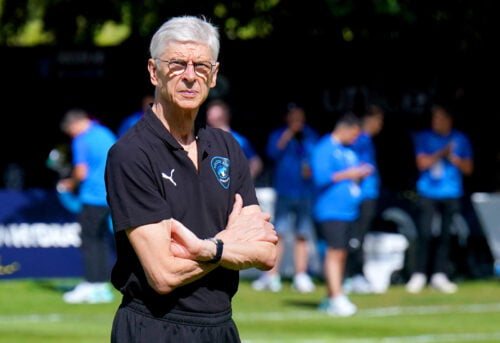 Avec quel club de football le coach Arsène Wenger a-t-il constitué la majeure partie de son palmarès ? 