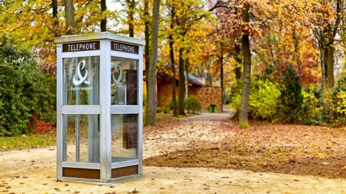 Jusqu’en quelle année, chaque commune de France avait l’obligation légale de posséder une cabine téléphonique ? 