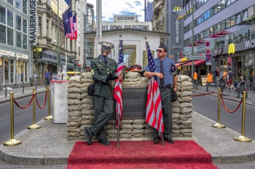Dans quelle ville se trouve depuis 1961 le Checkpoint Charlie ? 