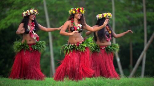 Quelle danse est traditionnellement pratiquée par les vahinés en Polynésie ? 