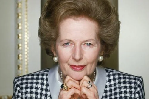 Comment était surnommée Margaret Thatcher, la première ministre anglaise  ? 