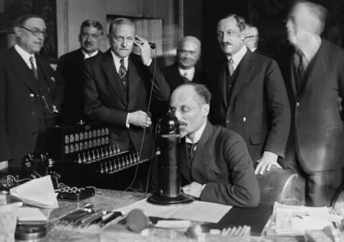 De quelle année date la première ligne téléphonique entre Paris et New-York ? 