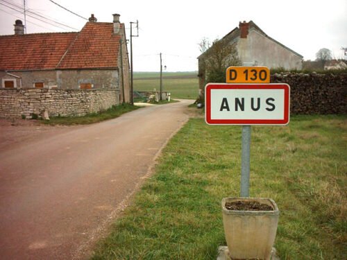 Quelle lettre de l'alphabet est aussi le nom d'une commune française ? 