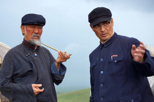 Dans quel film de 2015, Jean-Jacques Annaud met-il en scène un jeune Chinois envoyé en Mongolie pour enseigner la culture à des nomades ? 