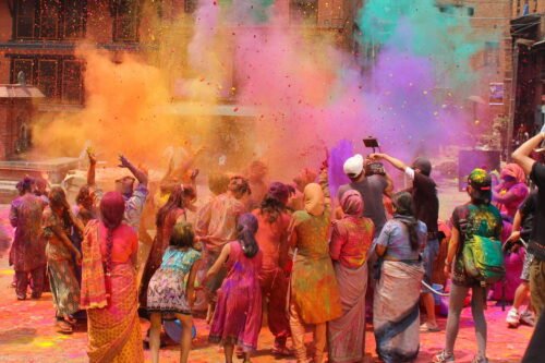 Quel est le nom de la fête indienne souvent résumée en “fête des couleurs” ? 