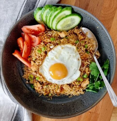 De quel pays, le nasi goreng est-il le plat le plus populaire ? 