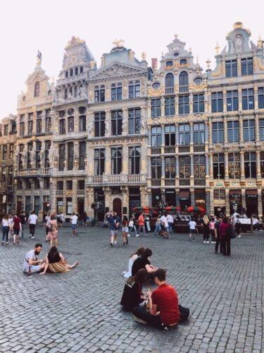 Quel surnom est donné à la ville belge de Bruxelles ? 