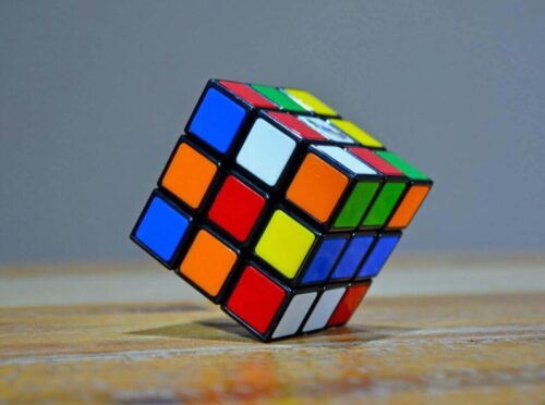 Quel est le record de vitesse officiel établi en février 2026 pour venir à bout d'un Rubik's Cube classique ? 