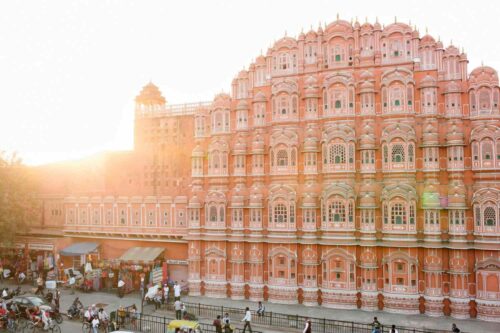 Quelle ville d’Inde du Rajasthan est surnommée la ville rose ? 