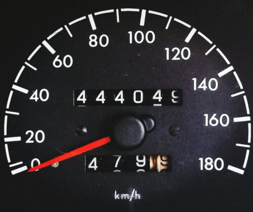 Quel est l'autre nom pour désigner le compteur kilométrique d'une voiture ? 
