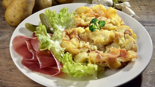 Comment s’appelle le plat auvergnat à base de pommes de terre, d’ail, de tome de Cantal et servi avec une salade verte et du jambon ? 
