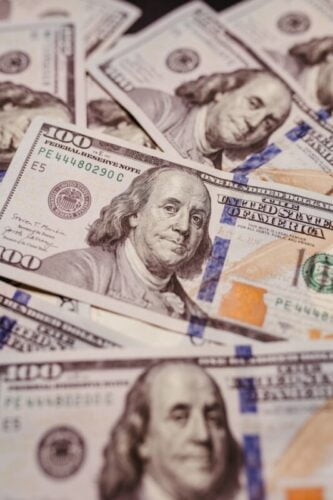 Qui est l'homme représenté sur le billet de 100 dollars américains ? 